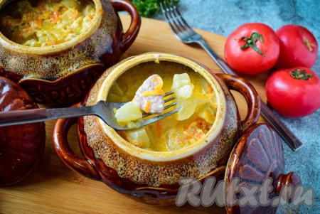 За время приготовления мясо и картофель станут очень мягкими и ароматными. Жаркое в сливках можно подать к столу в горшочках или выложить на отдельную тарелку.