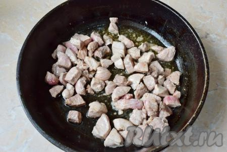 Для приготовления жаркого возьмите мясо свинины без костей, нарежьте его на небольшие кусочки. В горячую сковороду налейте немного растительного масла и обжарьте мясо на сильном огне в течение 3-5 минут, периодически помешивая.