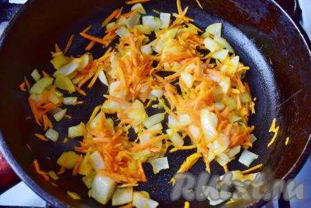 Очищенные лук и морковь измельчите любым удобным для вас способом (я морковку натёрла на тёрке, а лук нарезала на средние кубики) и обжарьте в течение 3-4 минут на среднем огне (до появления характерного аромата), посолите по вкусу.