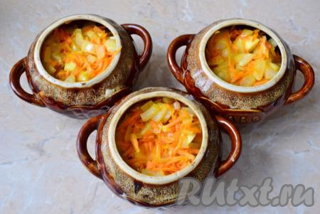 В горшочки равномерно разложите обжаренные овощи.