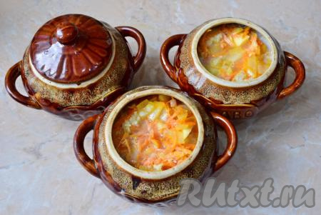 Добавьте в каждый горшочек по зубчику измельчённого чеснока и залейте содержимое горшочка&nbsp;сливками, заполняя на 2/3 объёма. Наполнять горшочки под самую крышечку не надо. При запекании всё будет активно кипеть. Накройте горшочки крышечками и поставьте в холодную духовку. Включите нагрев до 180 градусов и держите горшочки в духовке 30-40 минут. Ориентируйтесь по своей духовке. Спустя указанное время духовку выключите и оставьте жаркое в горшочках там постоять ещё&nbsp;минут на 20.