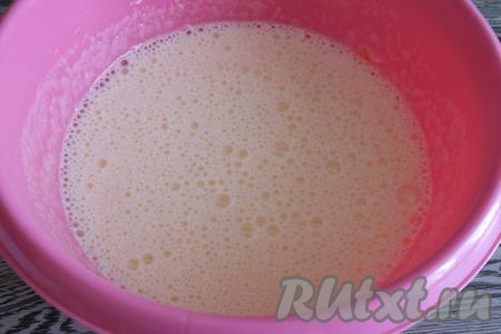 Взбейте миксером яйца с сахаром в белую, пышную массу (на это потребуется около 4-5 минут).
