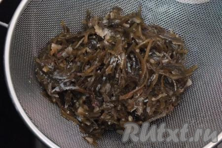 Морскую капусту выложите в сито и оставьте на несколько минут, чтобы стекла жидкость.