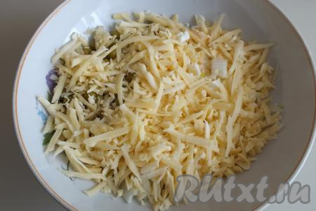 Добавьте в салатник натёртый на крупной тёрке сыр.