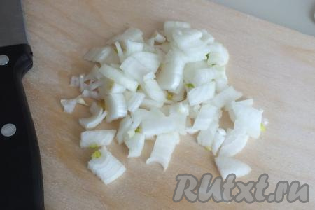 Небольшую луковицу очистите и мелко нарежьте.