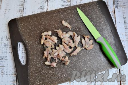 Филе селёдки, тщательно очищенное от косточек, нарезать длинными и тонкими кусочками.