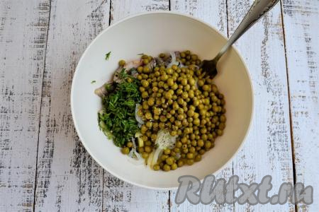 Консервированный горошек тоже выложить в миску, добавить чёрный молотый перец, влить подсолнечное масло, перемешать.