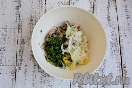 Нарезанные картошины и филе селёдки поместить в миску, добавить нарезанный укроп и отжатый от жидкости маринованный лук.