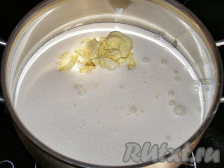 Получившуюся яично-сахарную массу перекладываем к протёртому творогу, добавляем размягчённое сливочное масло (по желанию, масло можно нарезать на кусочки) и сметану.