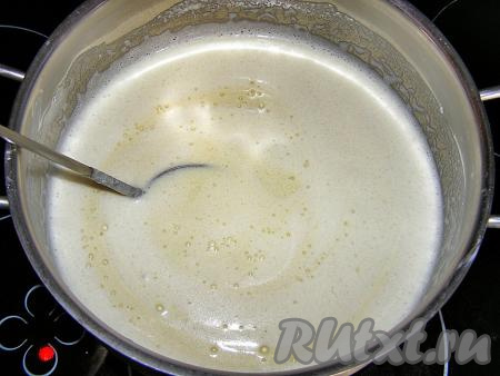 Ставим кастрюлю на средний огонь и, постоянно перемешивая, доводим практически до кипения. Как только масса начнёт немного густеть, убираем кастрюлю с огня и оставляем остыть до комнатной температуры. Чтобы творог остыл быстрее, кастрюлю можно поставить в таз с холодной водой. Когда творожная масса остынет, ставим её в холодильник, примерно, на 30 минут. За это время масса ещё сильнее загустеет.