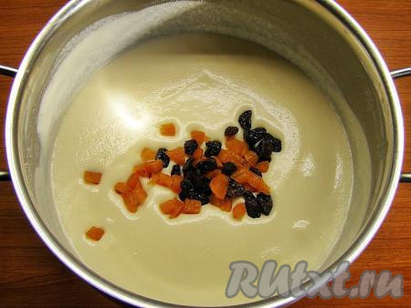 Перекладываем нарезанные сухофрукты, цукаты или орехи в кастрюлю с творожной массой и перемешиваем. По желанию, можно также добавить 1 чайную ложку лимонной цедры.