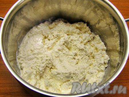 Сливочное масло заранее достаём из холодильника, чтобы оно стало мягким, согревшись при комнатной температуре. Творог протираем через сито. Это нужно для того, чтобы избавиться от комочков и чтобы пасха получилась более нежной и воздушной. Перекладываем протёртый творог в кастрюлю с толстым дном.