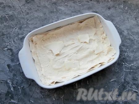 Сверху разместить кусочки сливочного масла.