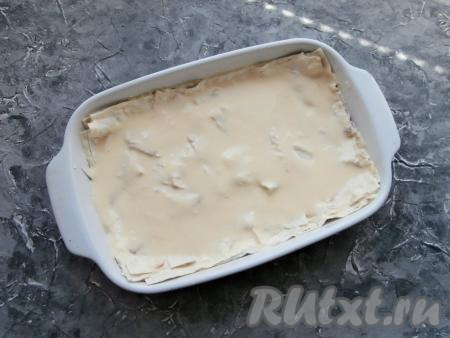 Далее все слои повторять также. От размера лаваша будет зависеть количество слоёв в ачме. У меня их получилось 10. Сверху ачму практически полностью покрыть подготовленной сметанной заливкой.