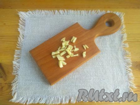 Приготовление начните с варки пасты, для этого нужно вскипятить в кастрюле 1,5 литра воды с солью и лавровым листом. В кипящую воду выложить пасту и варить в течение времени, указанного в инструкции на упаковке. Разная паста может вариться от 8-ми до 11-ти минут (я варила 10 минут). Пока варится паста, мы можем заняться сёмгой. Чеснок очистить от шелухи, обмыть и нарезать небольшими кусочками.