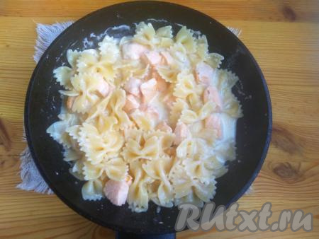 Перемешать блюдо аккуратными движениями и тушить в течение 1-2 минут.