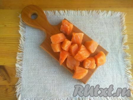 Филе сёмги (если рыбы была заморожена, её нужно предварительно разморозить) промыть в проточной воде, обсушить на бумажном полотенце. Нарезать рыбку на кубики с размером стороны 1-1,5 см.