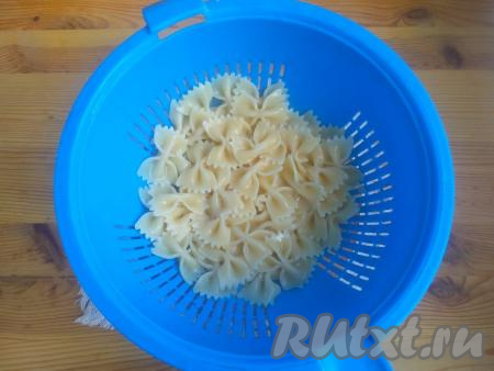 Пока мы занимались сёмгой в сливках, наша паста должна уже быть готова. Пасту откинуть на дуршлаг, промыть в проточной воде, дать стечь лишней жидкости.