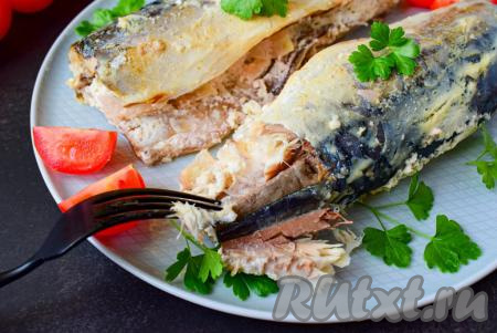 Аппетитную, нежную, сочную скумбрию, запечённую в сметане в фольге в духовке, можно кушать в самостоятельном виде или дополнить любимым гарниром.