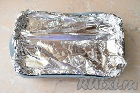 Сверху накройте форму со скумбрией в сметане фольгой и зафиксируйте герметично фольгу по краям формы. Поставьте рыбу в духовку, разогретую до 180 градусов, на 30 минут. Затем верхний лист фольги откройте и оставьте рыбу в духовке ещё минут на 10, чтобы рыбка покрылась аппетитной корочкой.