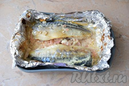 Готовую скумбрию извлеките из духовки, переложите на тарелку и подавайте к столу.