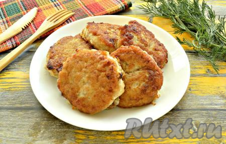 Рыбные котлеты из минтая, приготовленные по этому достаточно простому рецепту, получаются сочными и вкусными, мясо очень нежное, просто тает на языке.
