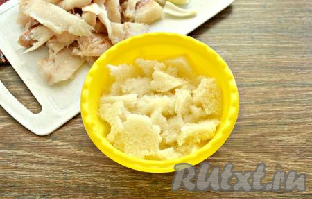 С ломтиков батона срезать корочки и замочить мякиш в обычной кипячёной воде (или в молоке).