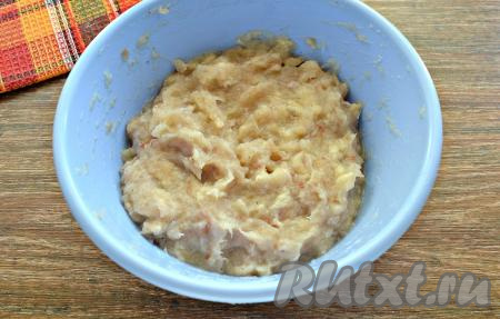 Хорошо перемешать ингредиенты. По консистенции получается нежный рыбный фарш для котлет.