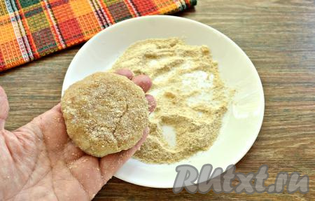 Из рыбного фарша сформировать котлеты и обвалять их в панировочных сухарях. У меня вышло 5 штук.