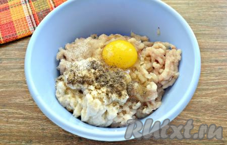 В получившийся рыбный фарш добавить отжатый хлебный мякиш и вбить сырое куриное яйцо. Посолить фарш по вкусу и поперчить.