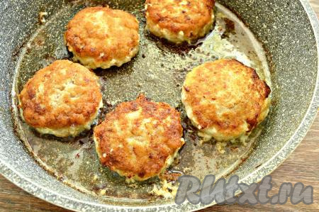 На сковороде разогреть растительное масло. Заготовки рыбных котлет выложить на сковороду. Жарить на среднем огне с двух сторон до румяности (примерно, по 5 минут с каждой стороны), накрыв сковороду крышкой.