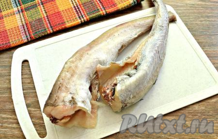 Минтая&nbsp;разморозить, срезать плавники и хвост, удалить внутренности. Обязательно избавиться от чёрной плёнки внутри рыбы.