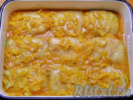 Заливаем приготовленным томатно-сметанным соусом голубцы, накрываем форму крышкой (или фольгой) и ставим в прогретую до 180 градусов духовку минут на 40.