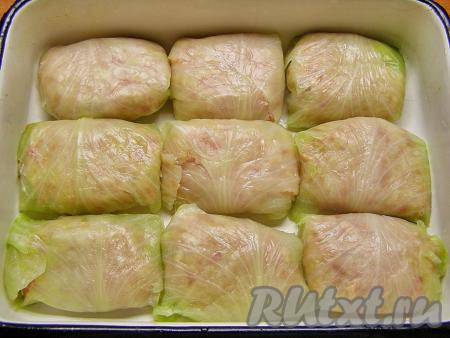 Таким образом подготавливаем все голубцы. В форму для запекания, немного смазанную растительным маслом, выкладываем голубцы.