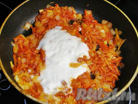 Сметану тоже выкладываем в сковороду и ещё раз хорошо перемешиваем (до однородного состояния).