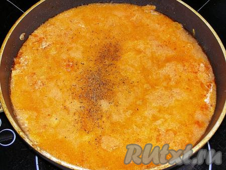 Вливаем в сковороду горячую кипячёную воду, перчим и солим по вкусу. При желании, можно добавить немного любимых специй. Доводим соус до кипения, затем на медленном огне тушим 3-5 минут и снимаем с огня.