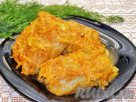 Голубцы, запечённые в томатно-сметанном соусе в духовке, получаются очень сочными и нежными. Подаём их к столу тёплыми с любимым гарниром, свежими овощами и зеленью, дополнив соусом, в котором они тушились.