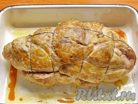 Перекладываем рулет в форму для запекания и ставим в духовку, прогретую до 180 градусов. Запекаем 1,5 часа. Если в конце запекания мясо будет сверху сильно темнеть, накройте его фольгой.