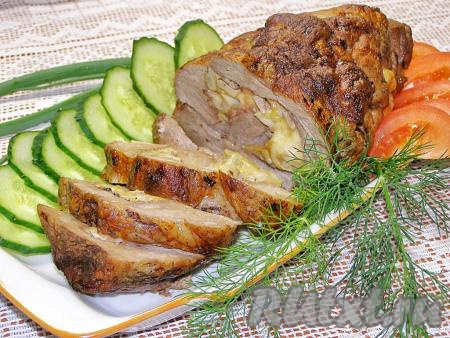 Через 1,5 часа ароматный, сочный и очень вкусный рулет из свинины с начинкой из грибов и сыра будет готов, достаём его из духовки. Даём ему немного остыть, удаляем нитки, нарезаем на порционные кусочки и подаём к праздничному столу.