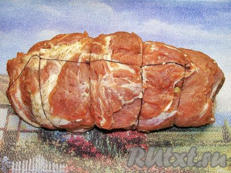 Сворачиваем мясо в рулет, не очень плотно, начиная с края с начинкой. Старайтесь, чтобы по бокам мясо прикрывало начинку. Перевязываем рулет ниткой, чтобы он не разваливался и держал форму.