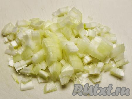 Теперь приступим к приготовлению начинки для рулета из свинины, для этого прежде всего очищенную луковицу нужно нарезать на кубики среднего размера.