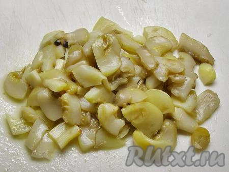 Для этого блюда я использовала нарезанные замороженные шампиньоны, предварительно их разморозила и промыла холодной водой. Можно взять свежие шампиньоны и нарезать их ломтиками. Также подойдут и консервированные грибы, с них нужно предварительно слить жидкость.