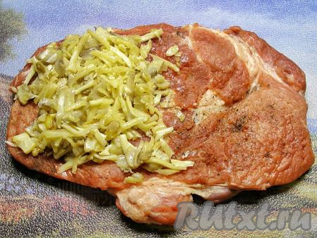 На край мяса выкладываем грибную начинку с сыром.