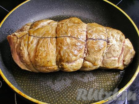 В сковородку наливаем масло, сильно его разогреваем и в горячее масло кладём мясной рулет. Обжариваем его на огне чуть выше среднего, примерно, по 2-3 минуты с каждой стороны (до образования румяной корочки).