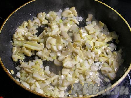 На подсолнечном масле на среднем огне обжариваем лук вместе с грибами, периодически перемешивая, в течение 7-10 минут (влага, выделяющаяся из грибов, должна практически полностью испариться). Затем убираем сковородку с огня и оставляем грибочки с луком слегка остыть.