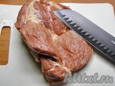 Для приготовления рулета лучше всего подойдёт свиная корейка или шея. Моем её прохладной водой, просушиваем бумажным полотенцем и делаем глубокий надрез вдоль всего куска, но не разрезая его полностью. Если раскрыть половинки мяса, как книжку, получится достаточно тонкий и широкий кусок мяса.