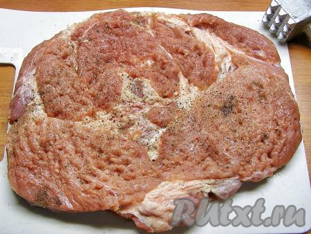 Мясо хорошо отбиваем с обеих сторон кулинарным молотком, солим и перчим также с обеих сторон.