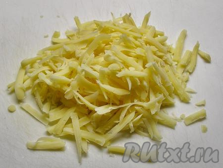 Натираем на крупной тёрке сыр.