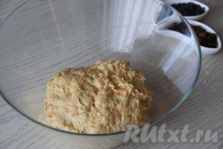 Тесто получится немного липким. Хорошо вымесить тесто и оставить его в миске на 1,5 часа, накрыв полотенцем и поместив в тёплое место.&nbsp;