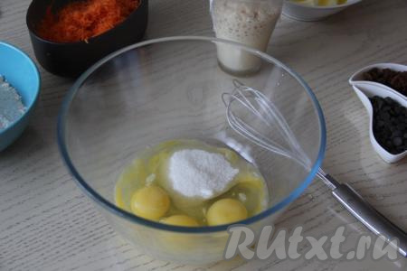В достаточно глубокой миске соединить яйца, желтки и сахар, перемешать венчиком до однородности.